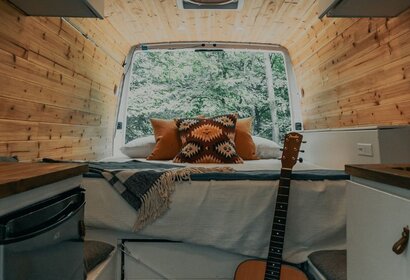 Maximiser l'espace en vanlife : créer un lit convertible